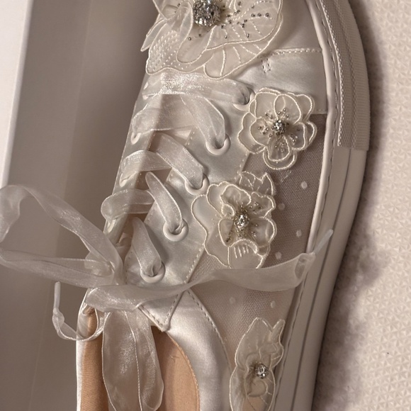 Betsy Johnson SB-Pryce Ivory Sneakers with 3D Flowers 9.5  Lace Up NWT - Picture 4 of 9
